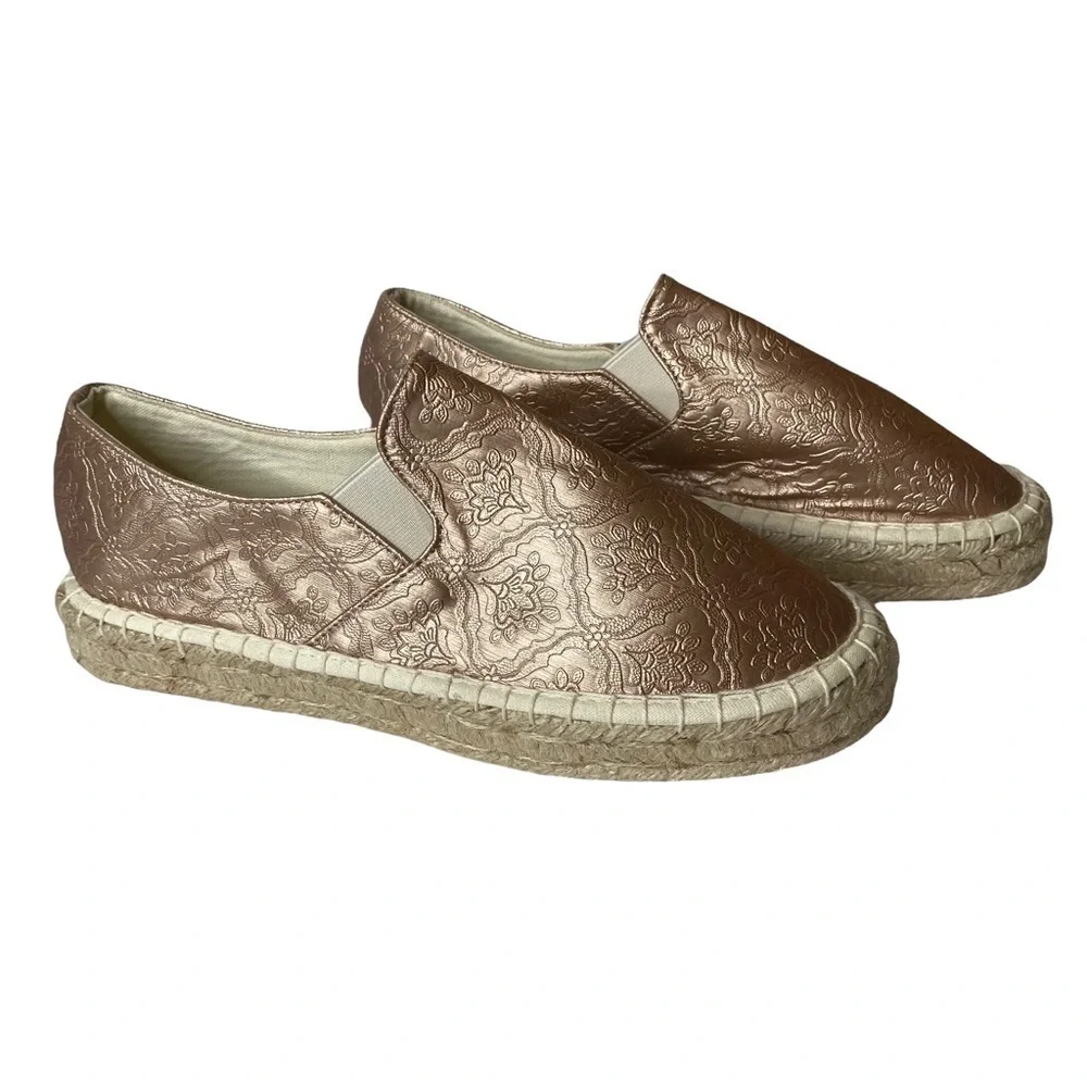 Mukluks Womens Rose Gold Metallic Shoes. Size 9